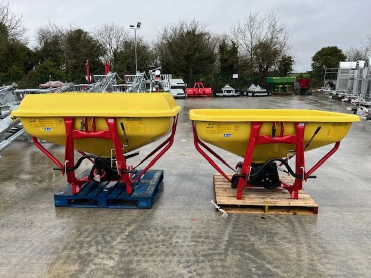 Cosmo fertiliser spreaders in stock - Image 2