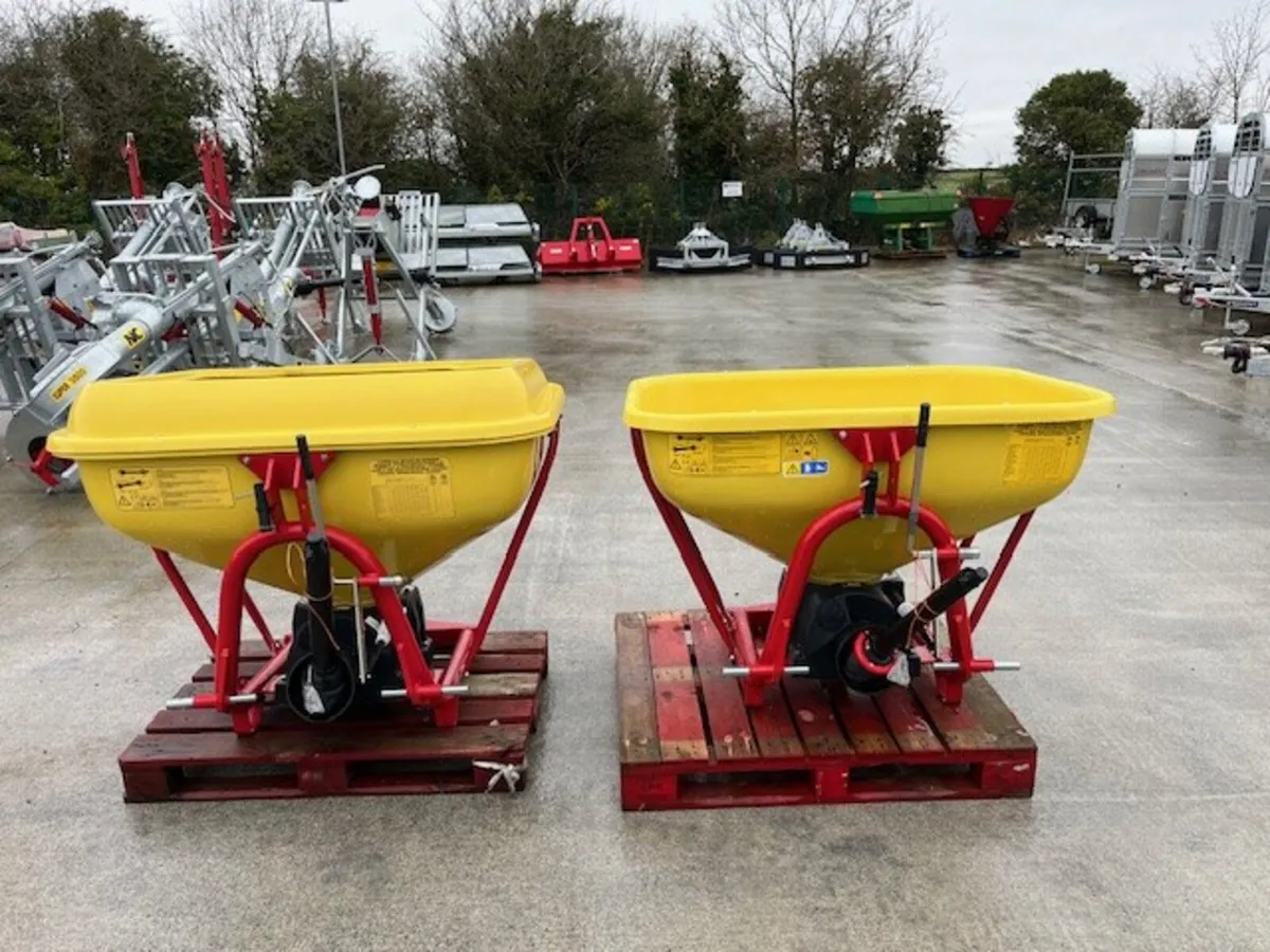 Cosmo fertiliser spreaders in stock - Image 3