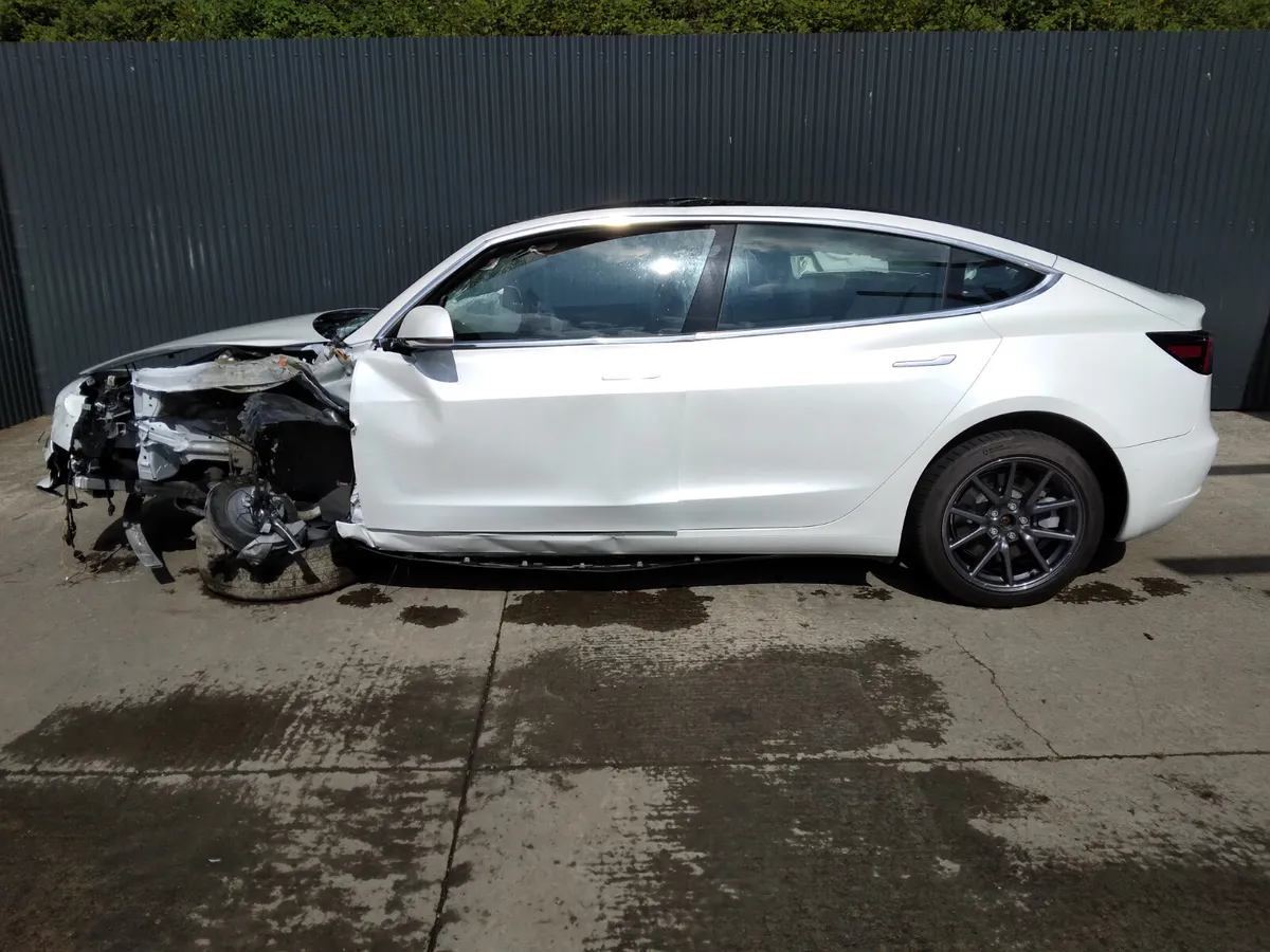 2022 Tesla Model 3 Long Range Breaking/Dismantling - Image 2