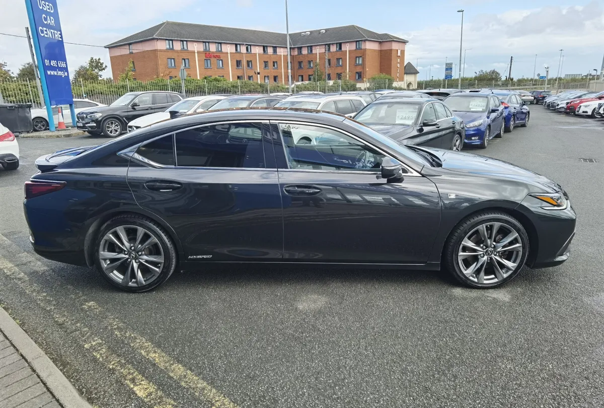 LEXUS ES 300H F SPORT **SUNROOF** - Image 4