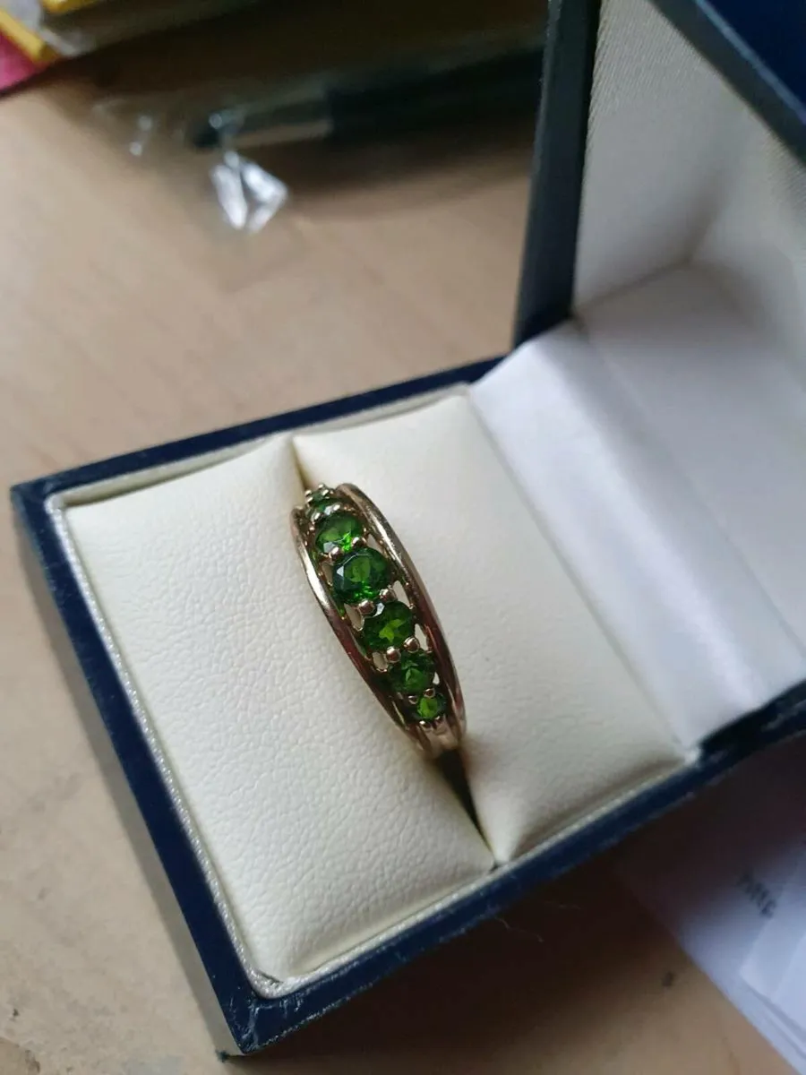 9ct Gold Diopside / Peridot Ring /Vintage/ Elegant - Image 2