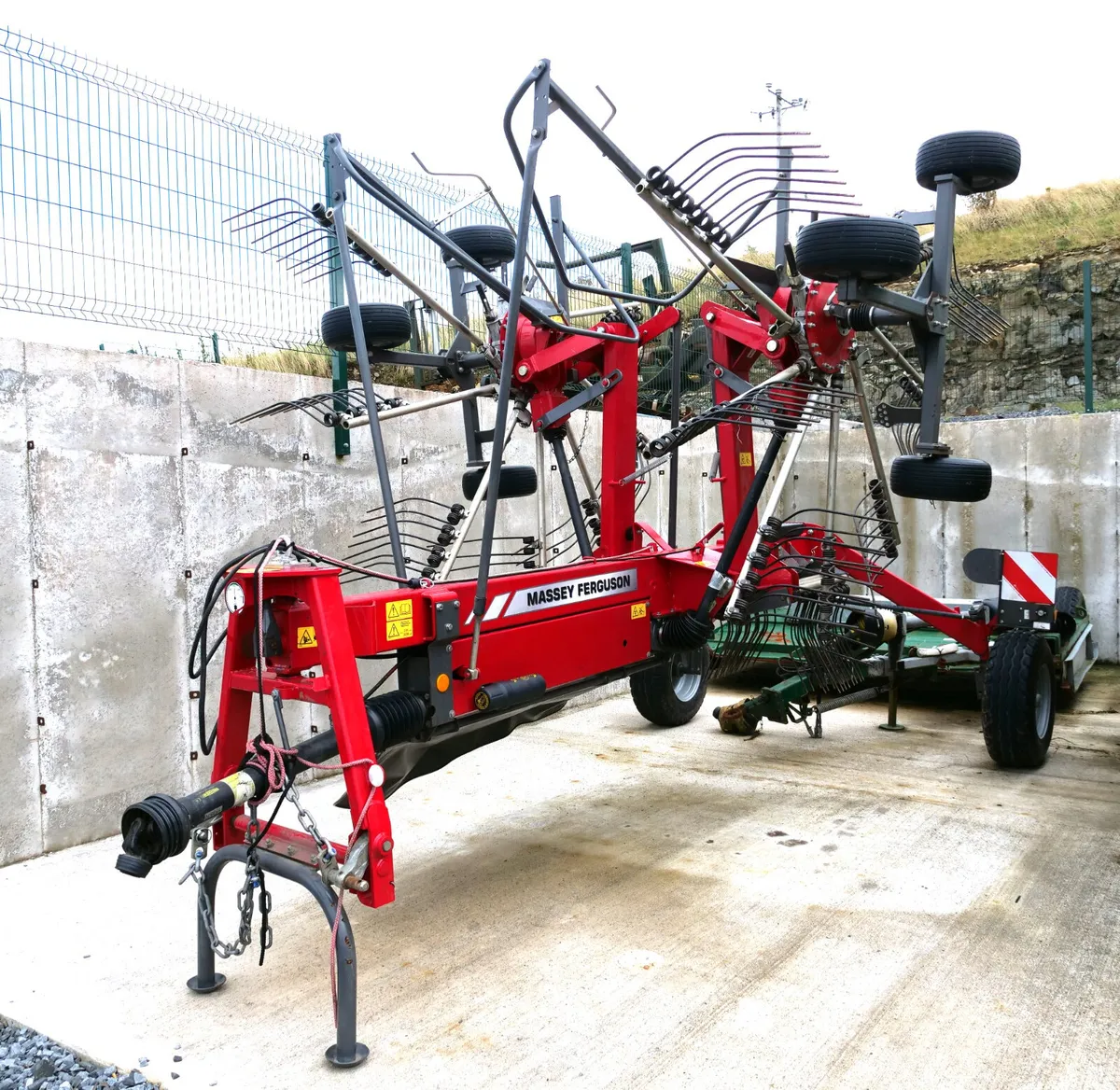 MASSEY FERGUSON 662 RAKE - Image 1