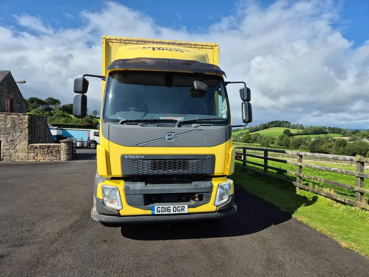 2016 Volvo FL280 28ft Tautliner barn doors - Image 3