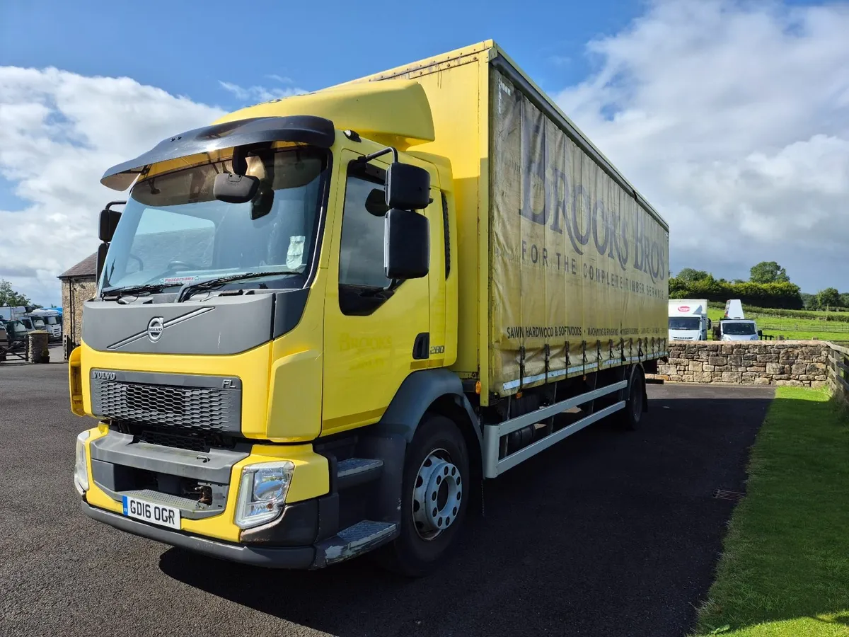 2016 Volvo FL280 28ft Tautliner barn doors - Image 2