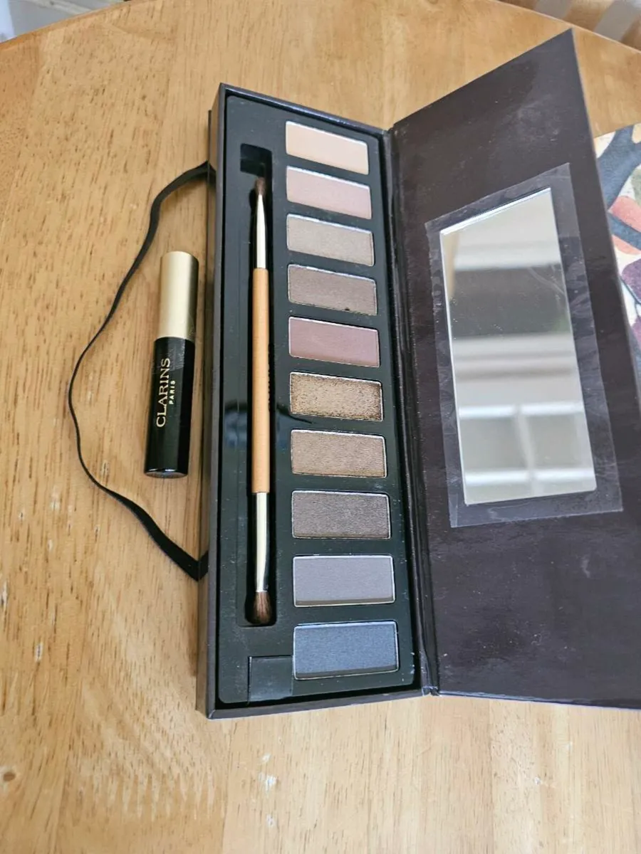 Clarins "The Essentials" Eye-shadow Palette/ +FREE - Image 1