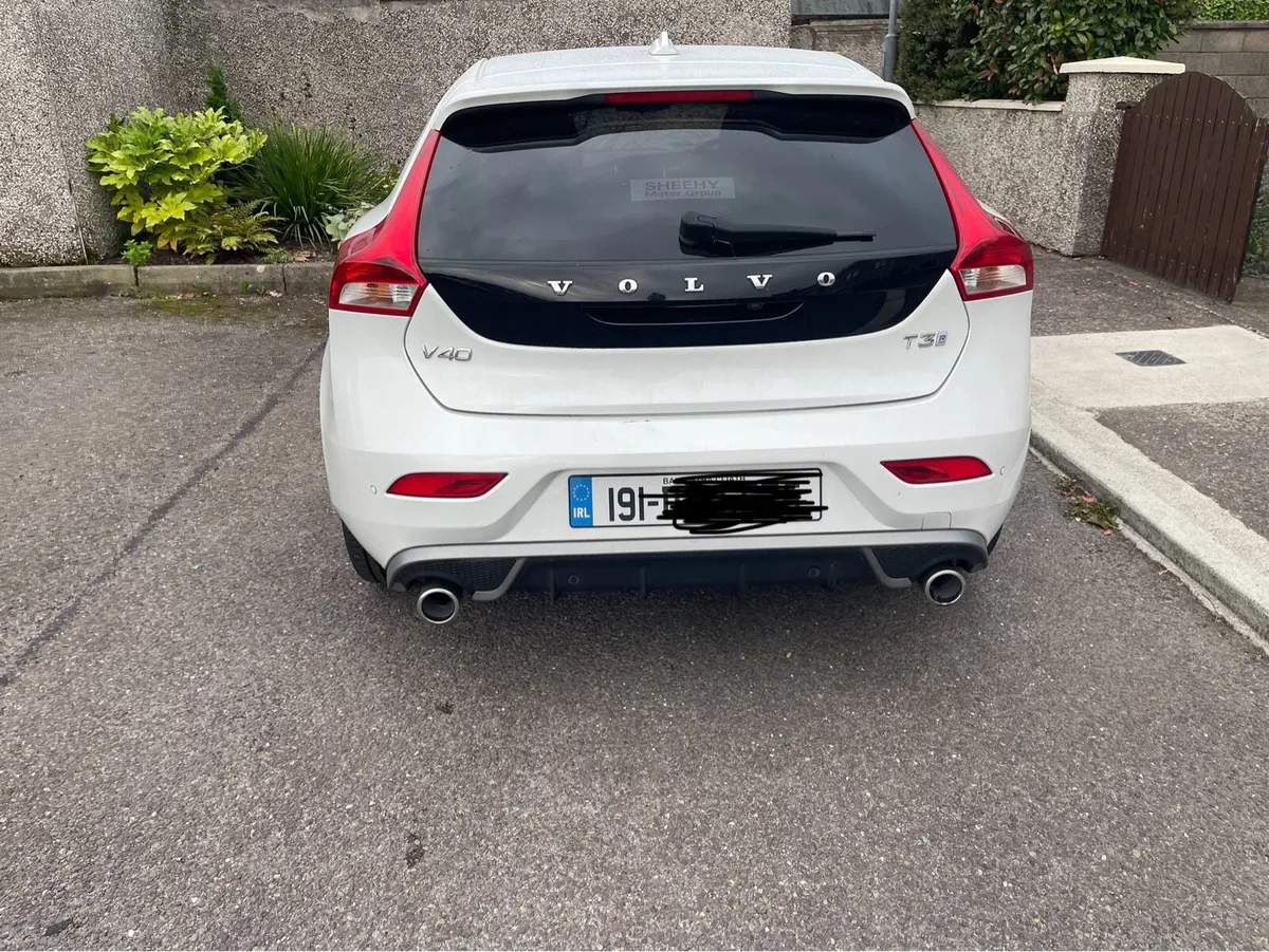 Volvo v40 R-design T3 1.5L Auto - Image 2