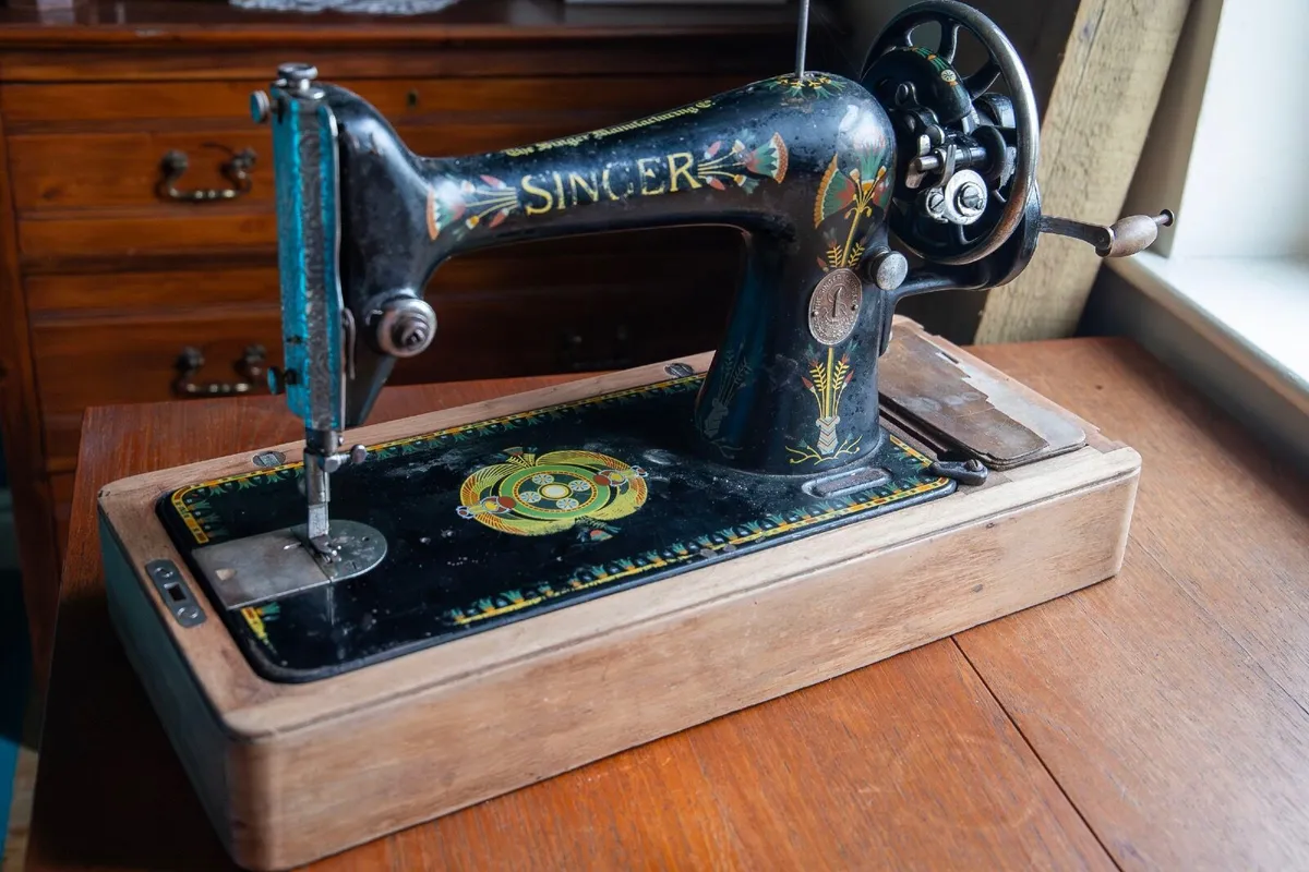 Vintage Singer Sewing Machine - Image 1