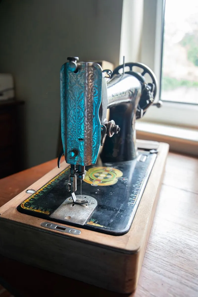 Vintage Singer Sewing Machine - Image 2