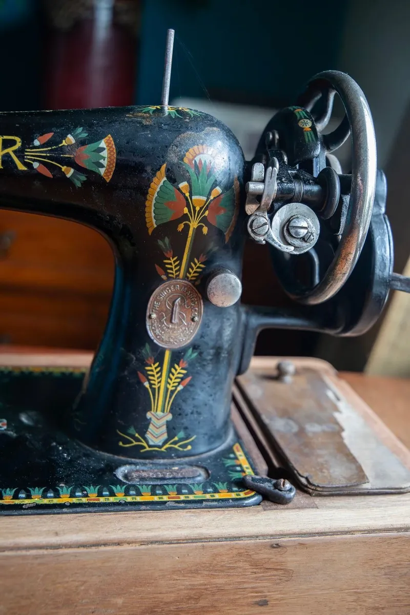 Vintage Singer Sewing Machine - Image 3