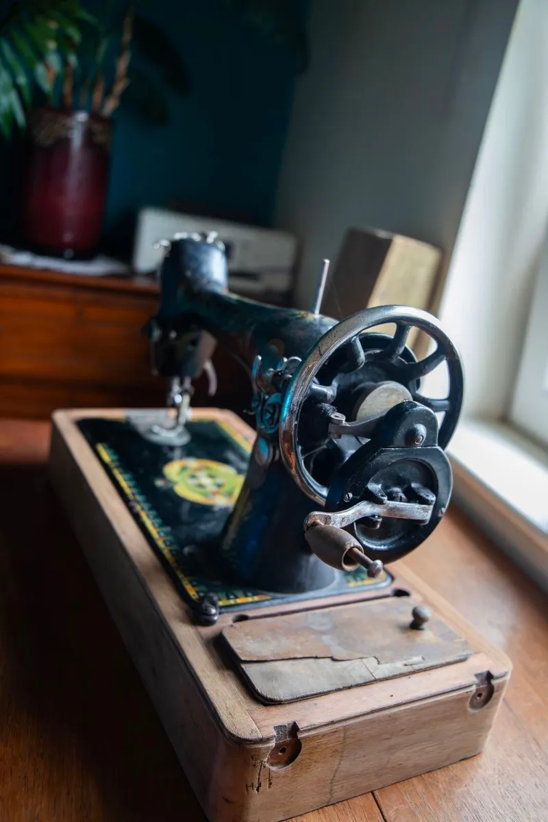 Vintage Singer Sewing Machine - Image 4