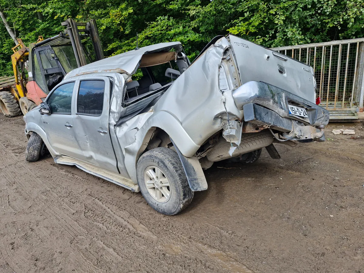 Toyota hilux 05 to 16 breaking for parts - Image 1