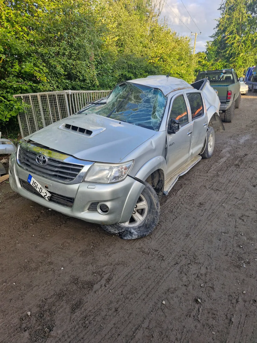 Toyota hilux 05 to 16 breaking for parts - Image 4