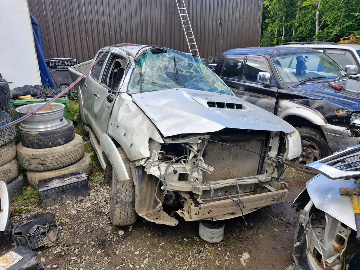 Toyota hilux 05 to 16 breaking for parts - Image 2