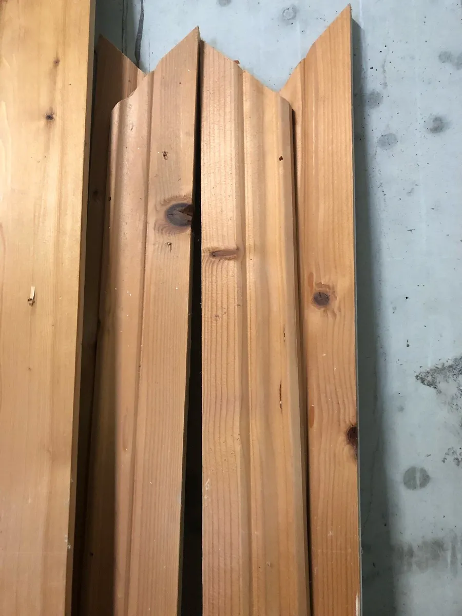 Pine doors and skirting. - Image 3