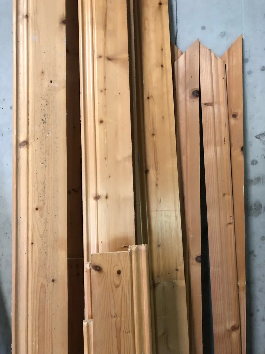 Pine doors and skirting. - Image 4