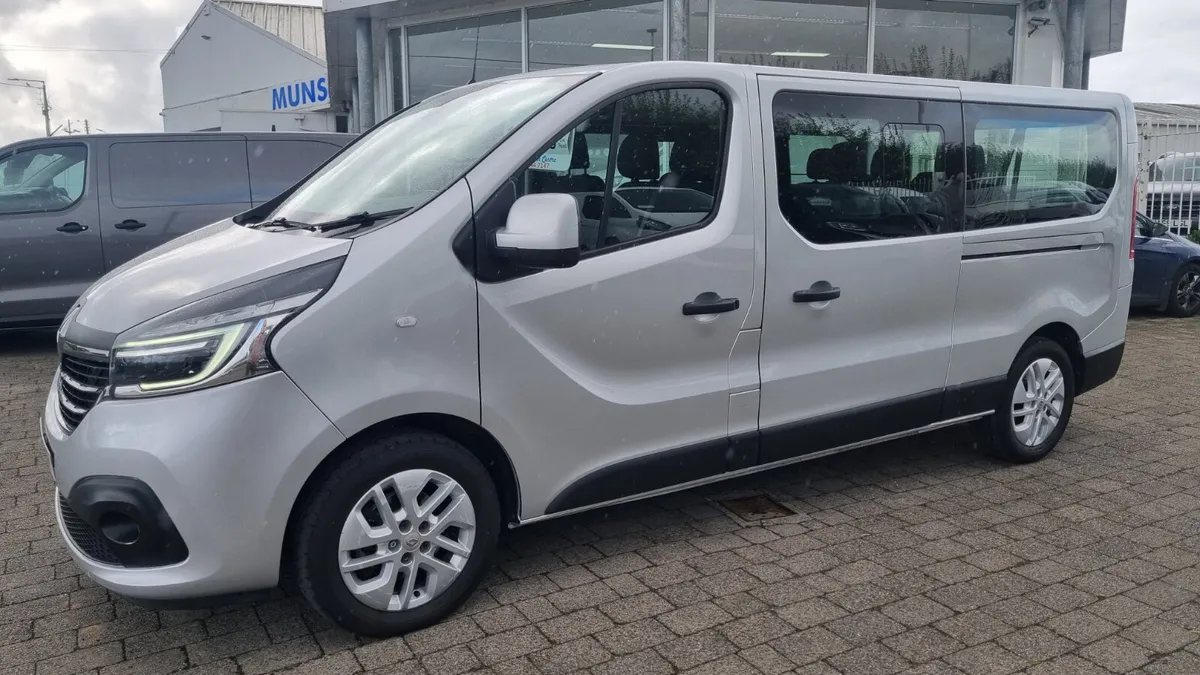 211 RENAULT TRAFIC LWB SPORTIVE 9 SEATER HIGH SPEC - Image 1