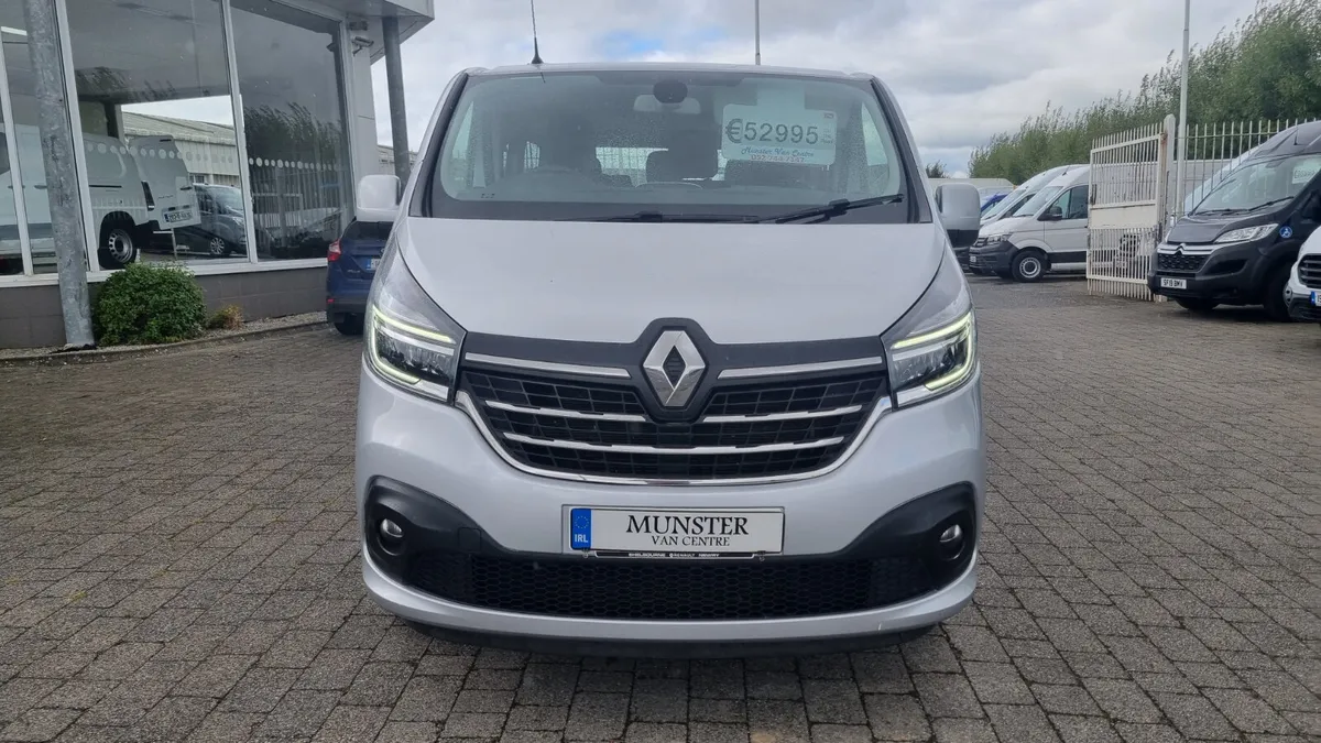 211 RENAULT TRAFIC LWB SPORTIVE 9 SEATER HIGH SPEC - Image 3