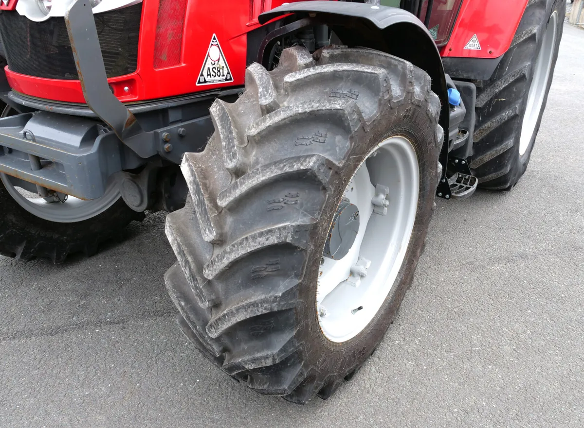 MASSEY FERGUSON 5712 SL & QUICKE LOADER - Image 2