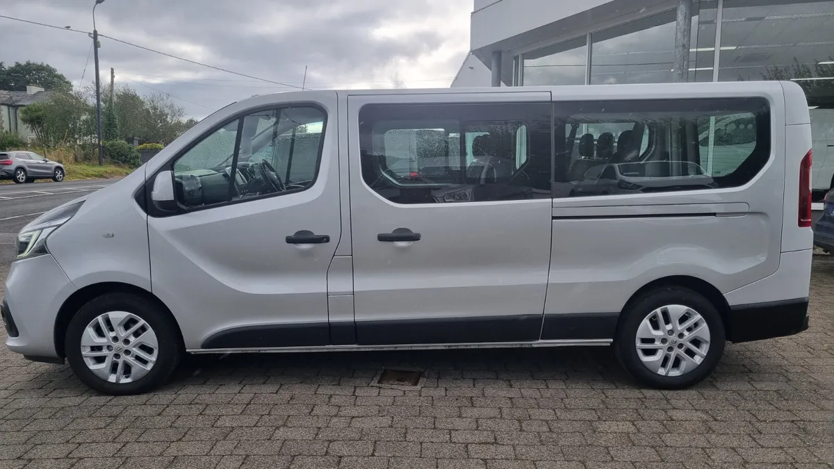 211 (2021) RENAULT TRAFIC LWB SPORT 9 SEATER - Image 4