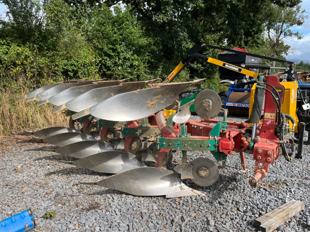 Kverneland plough - Image 1