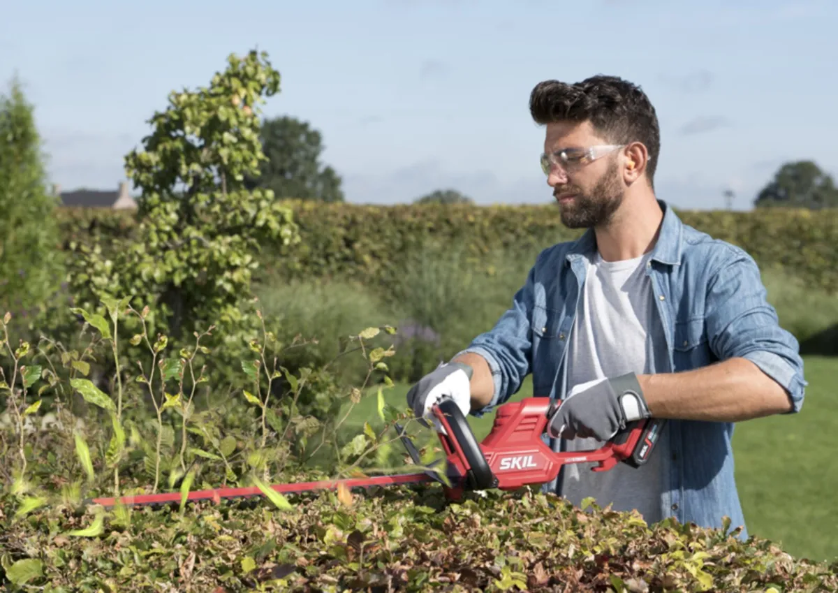 Skil Cordless Hedge Trimmer – 55cm - Image 2