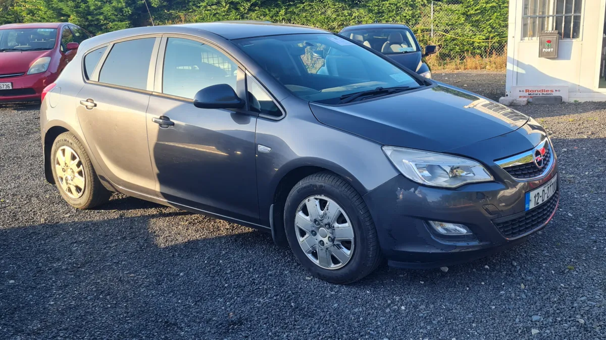 Opel Astra 2012 - Image 1