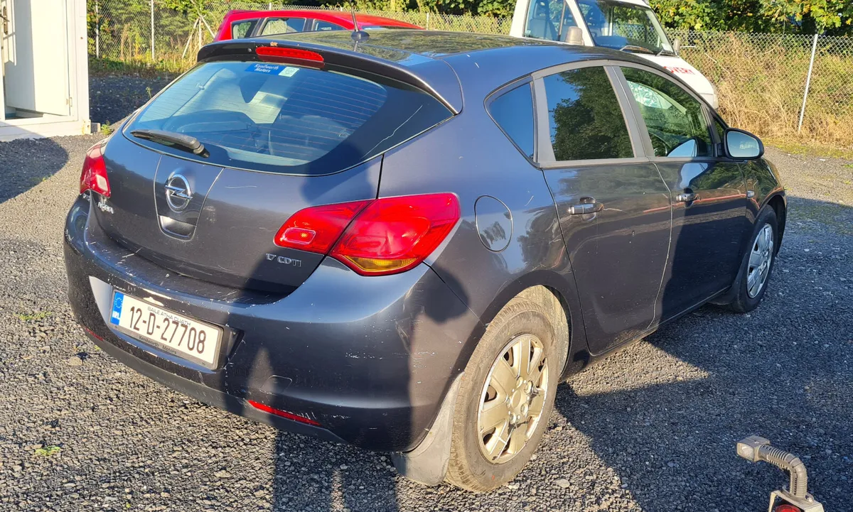 Opel Astra 2012 - Image 2