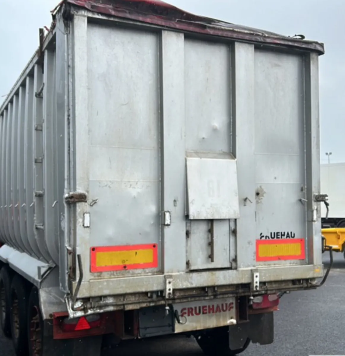 FREUHAUF TRI AXLE ALUMINIUM BULK TIPPING TRAILER - Image 4