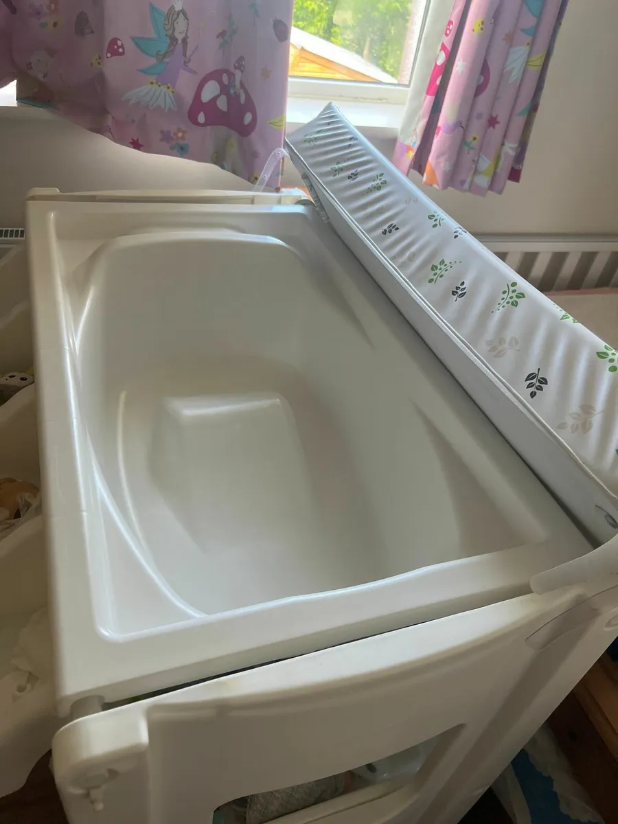 babylo changing table with bath for sale in Co. Mayo for €45 on DoneDeal