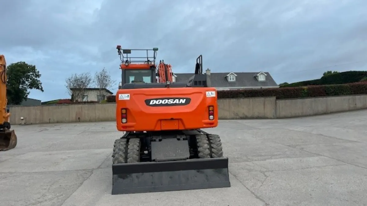 2017 Doosan DX140W-5 - Image 4