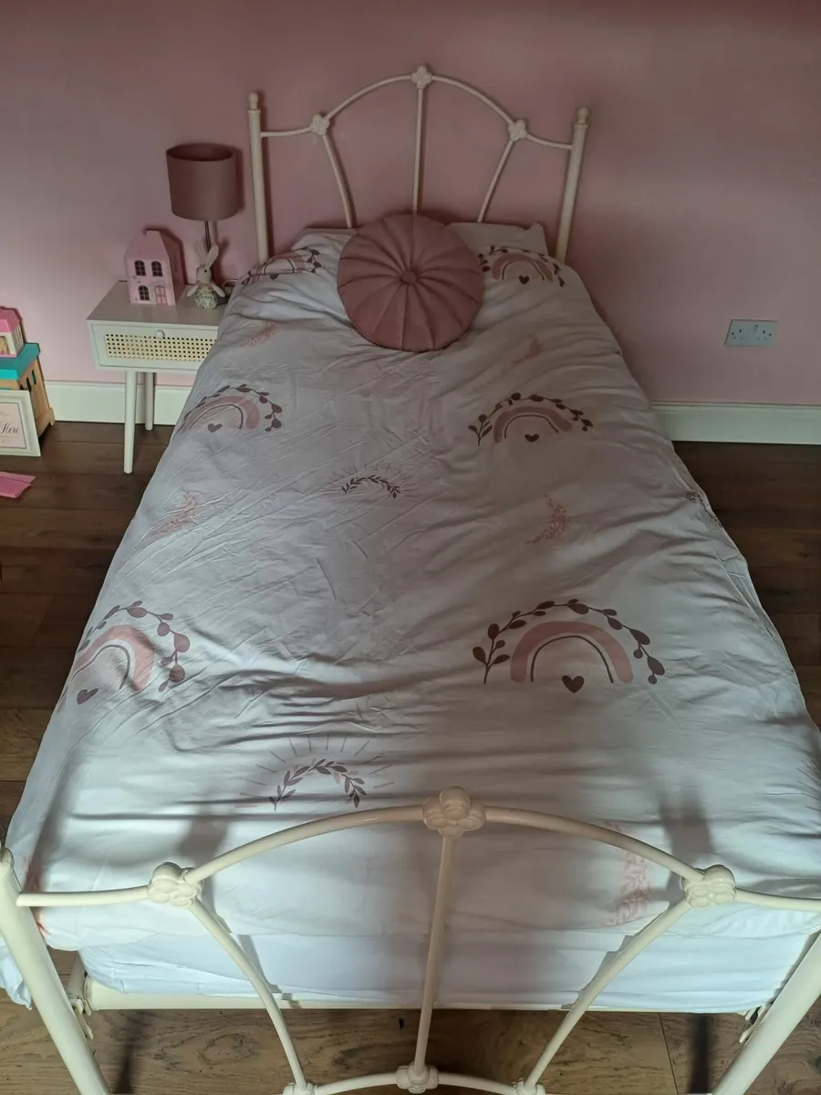 Single bed - Image 1