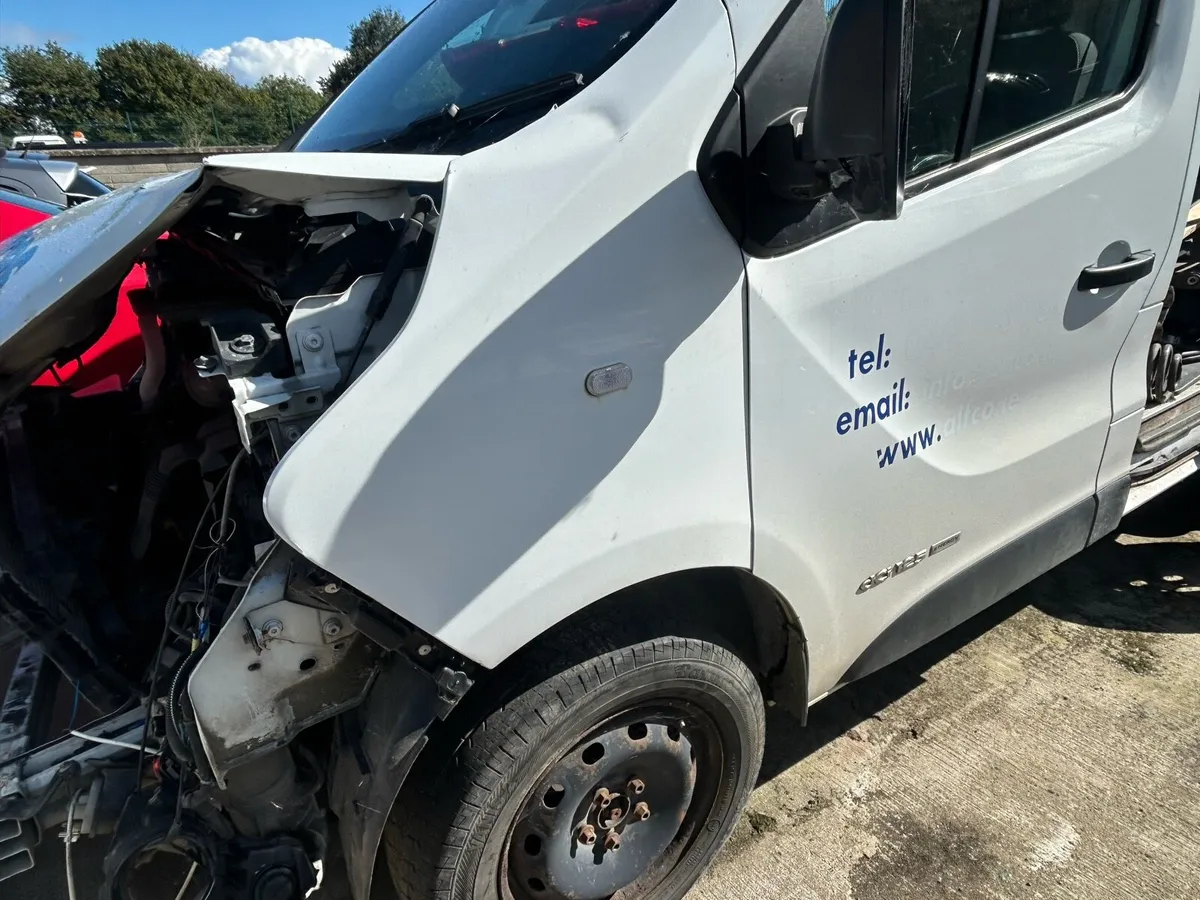 2017 Renault Trafic breaking for parts - Image 1