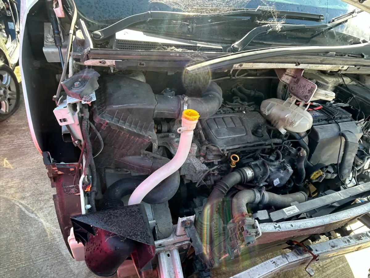 2017 Renault Trafic breaking for parts - Image 2