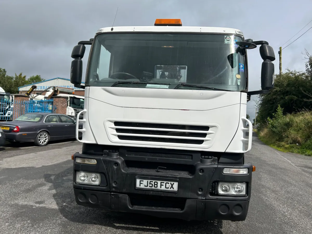 08 iveco stralis 310 6x2 flat with crane - Image 2