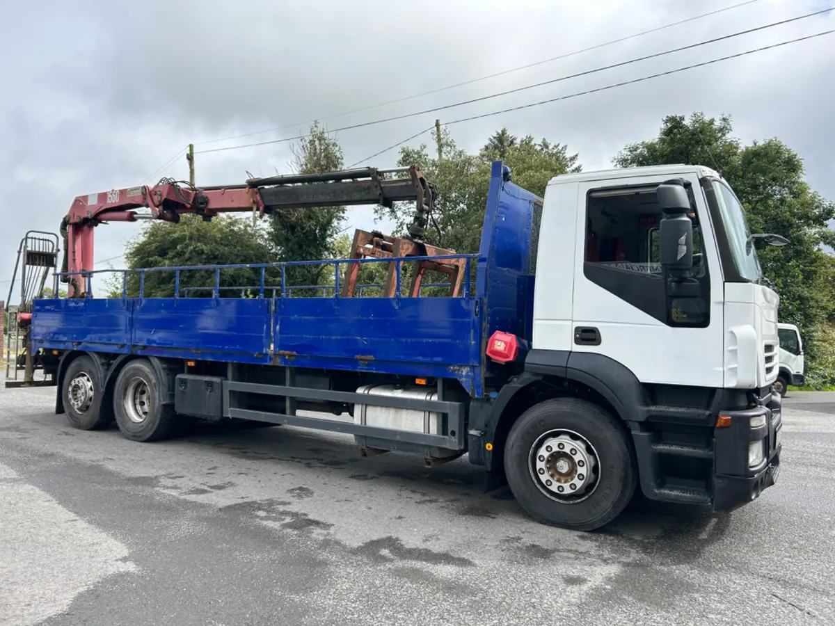 08 iveco stralis 310 6x2 flat with crane - Image 4