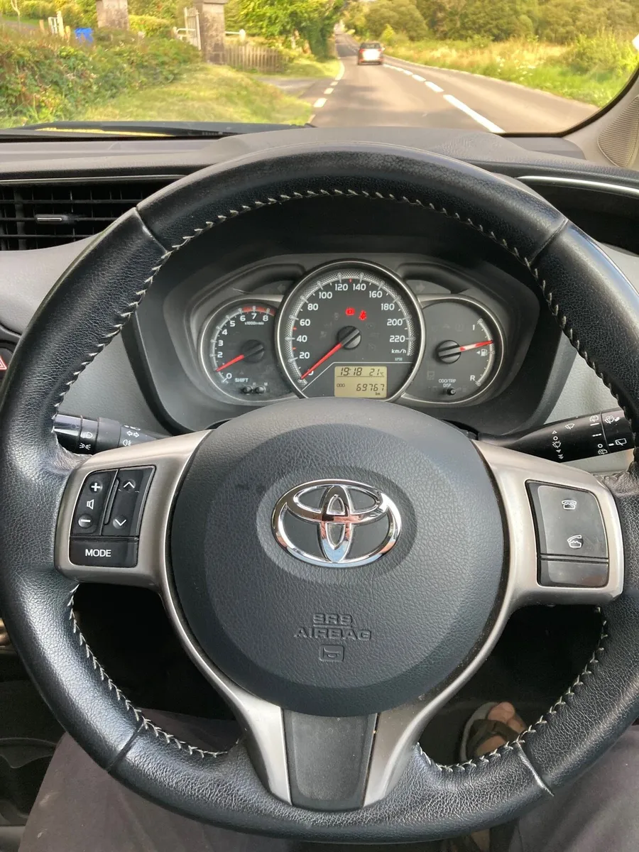 Toyota Yaris. 5 dr LUNA……LOW MILES…. - Image 4