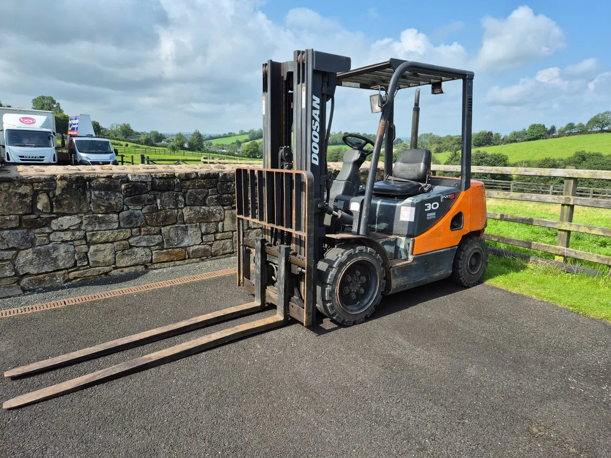 2007 Doosan  3 ton Forklift - Image 2