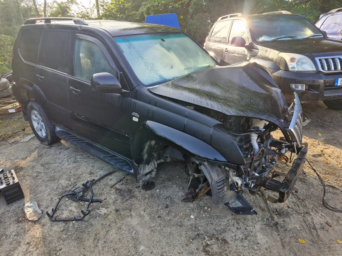 Toyota landcruiser 2009 breaking for parts - Image 4