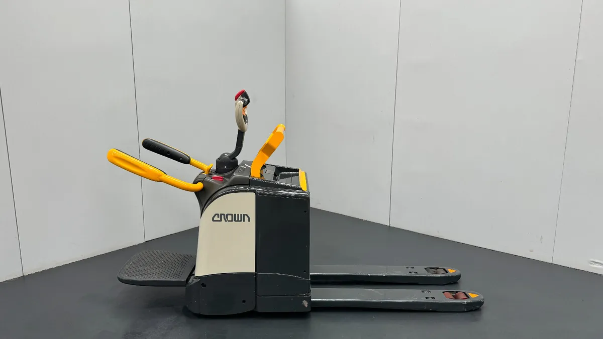 Crown WT3040 2.0T Powered Pallet Truck #118 - Image 1