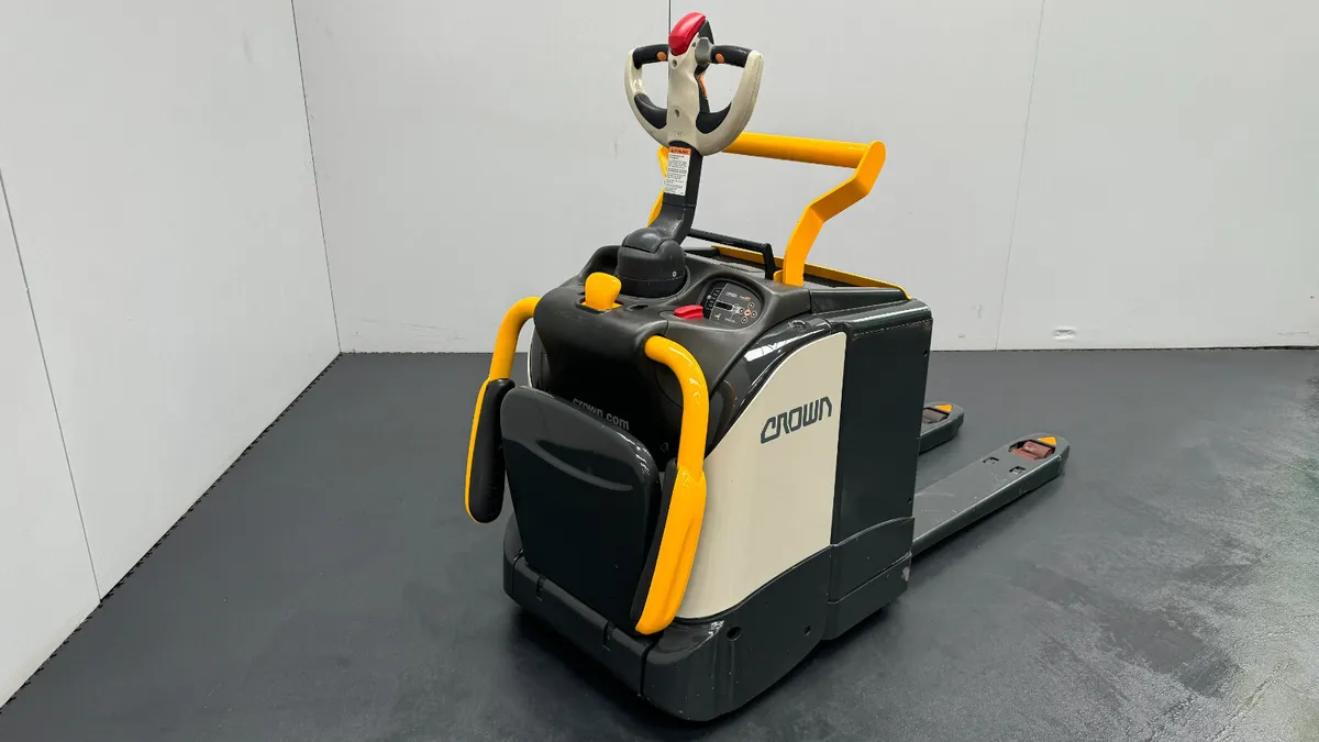 Crown WT3040 2.0T Powered Pallet Truck #118 - Image 4