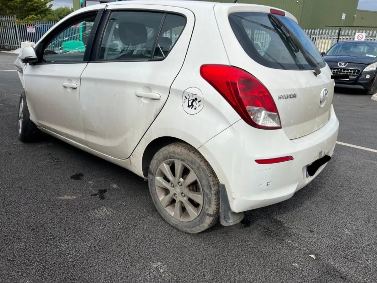 12 HYUNDAI I20 Breaking - Image 2