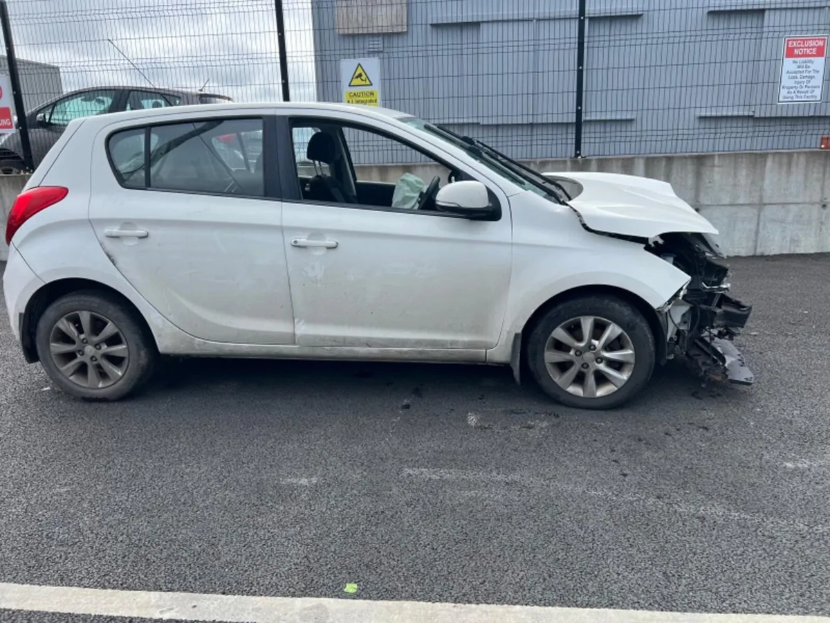 12 HYUNDAI I20 Breaking - Image 4