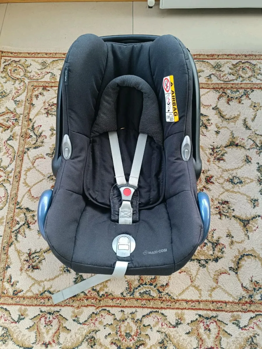 Maxi Cosi Car Seat & Isofix Base - Image 1