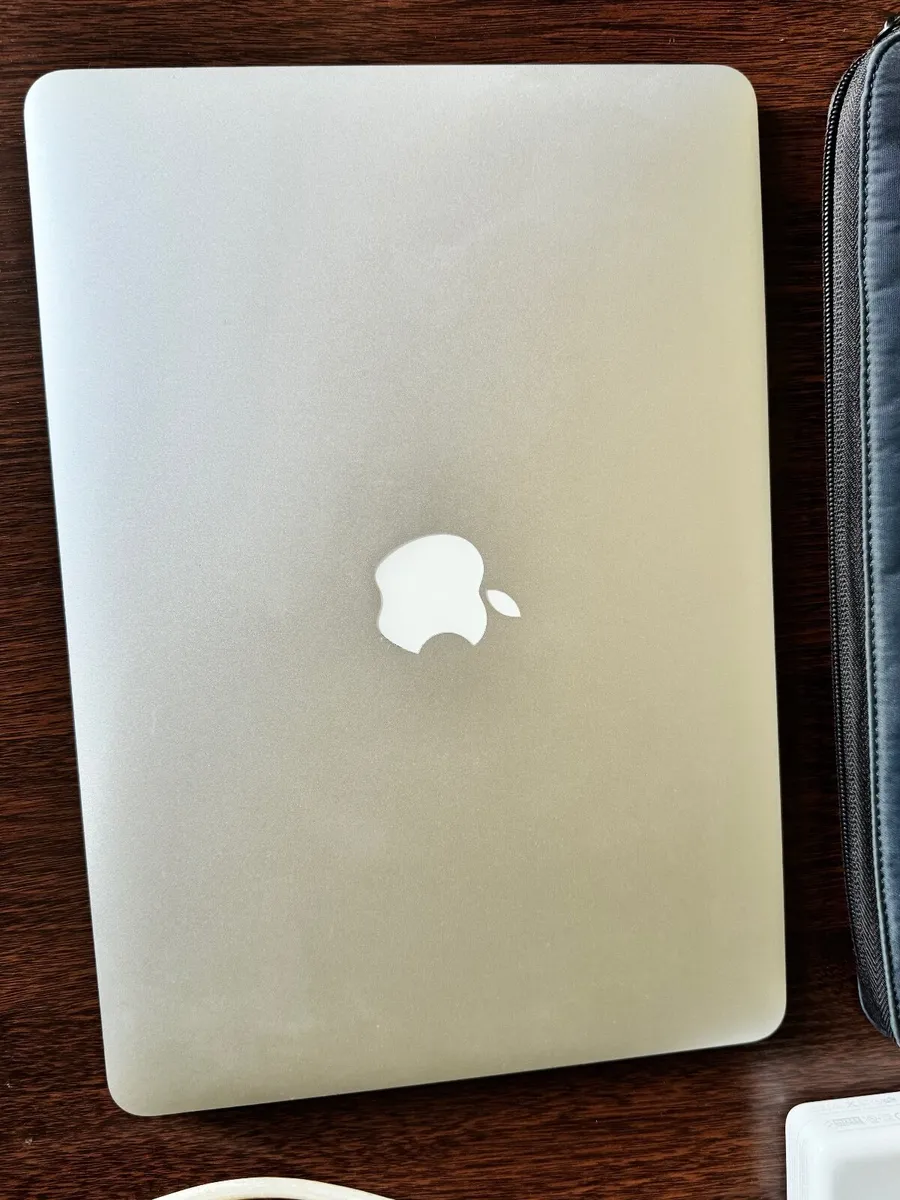 13" Apple MacBook Air Monterey & 8GB RAM & Case for sale in Co
