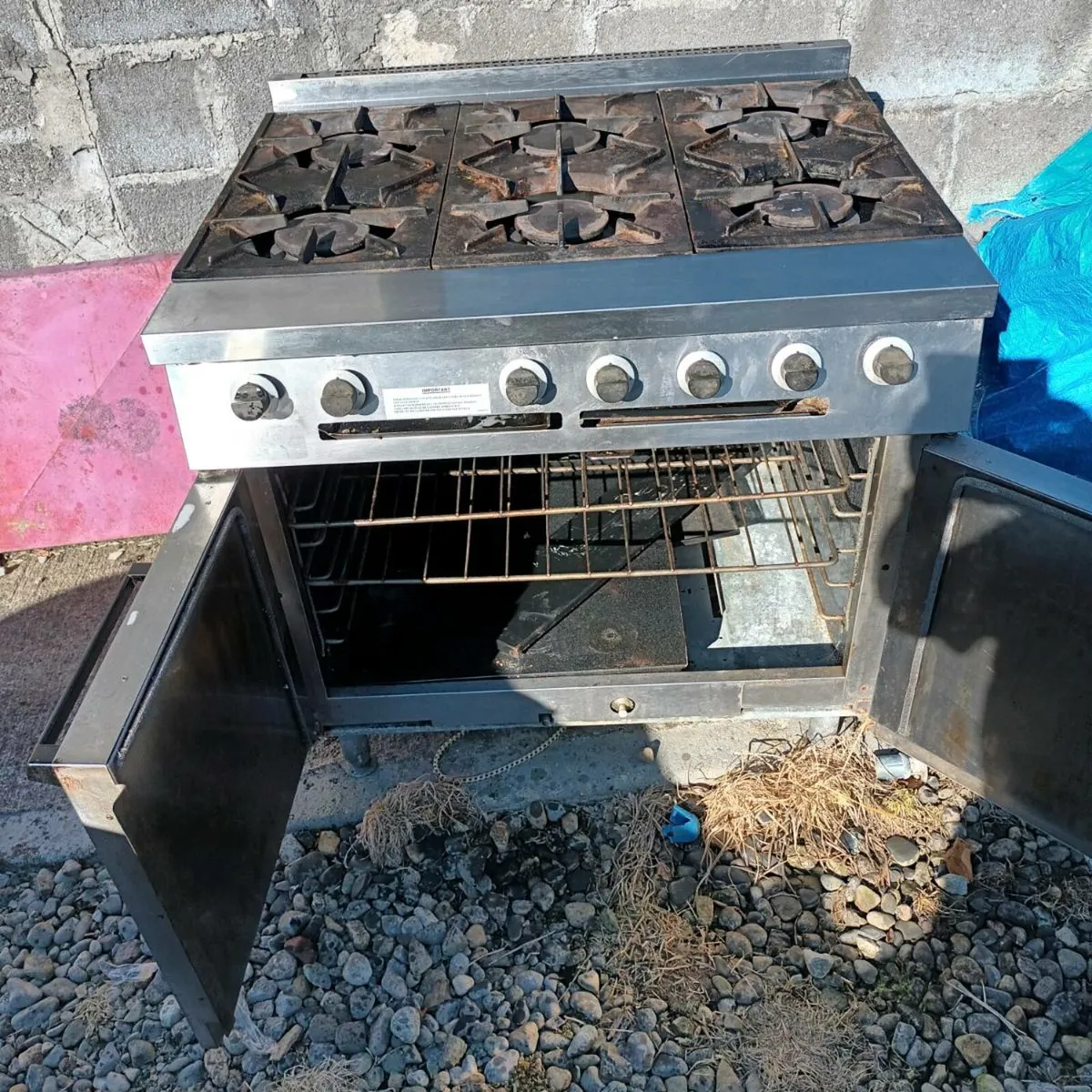 Free Standing. 6 Ring cooker with Oven . - Image 1