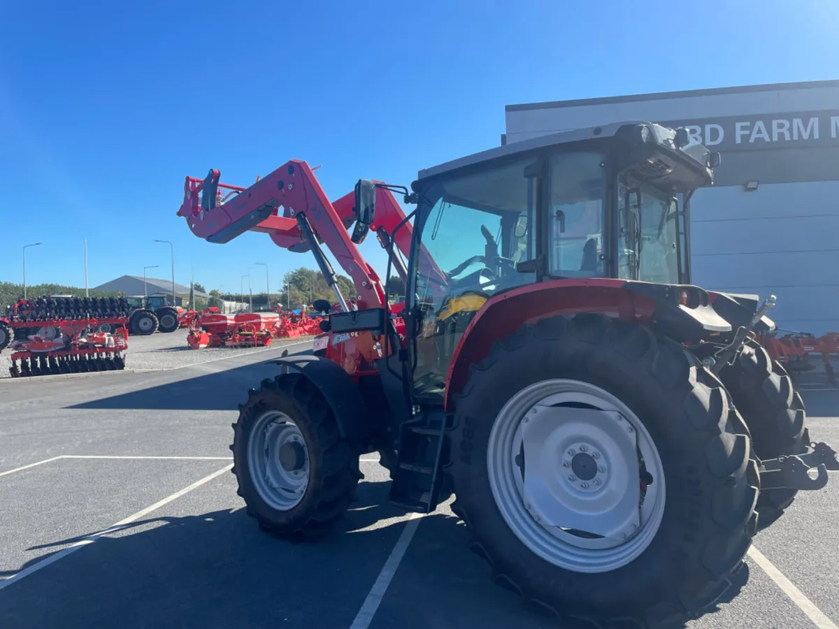 Massey Ferguson 5711 M tractor - Image 3