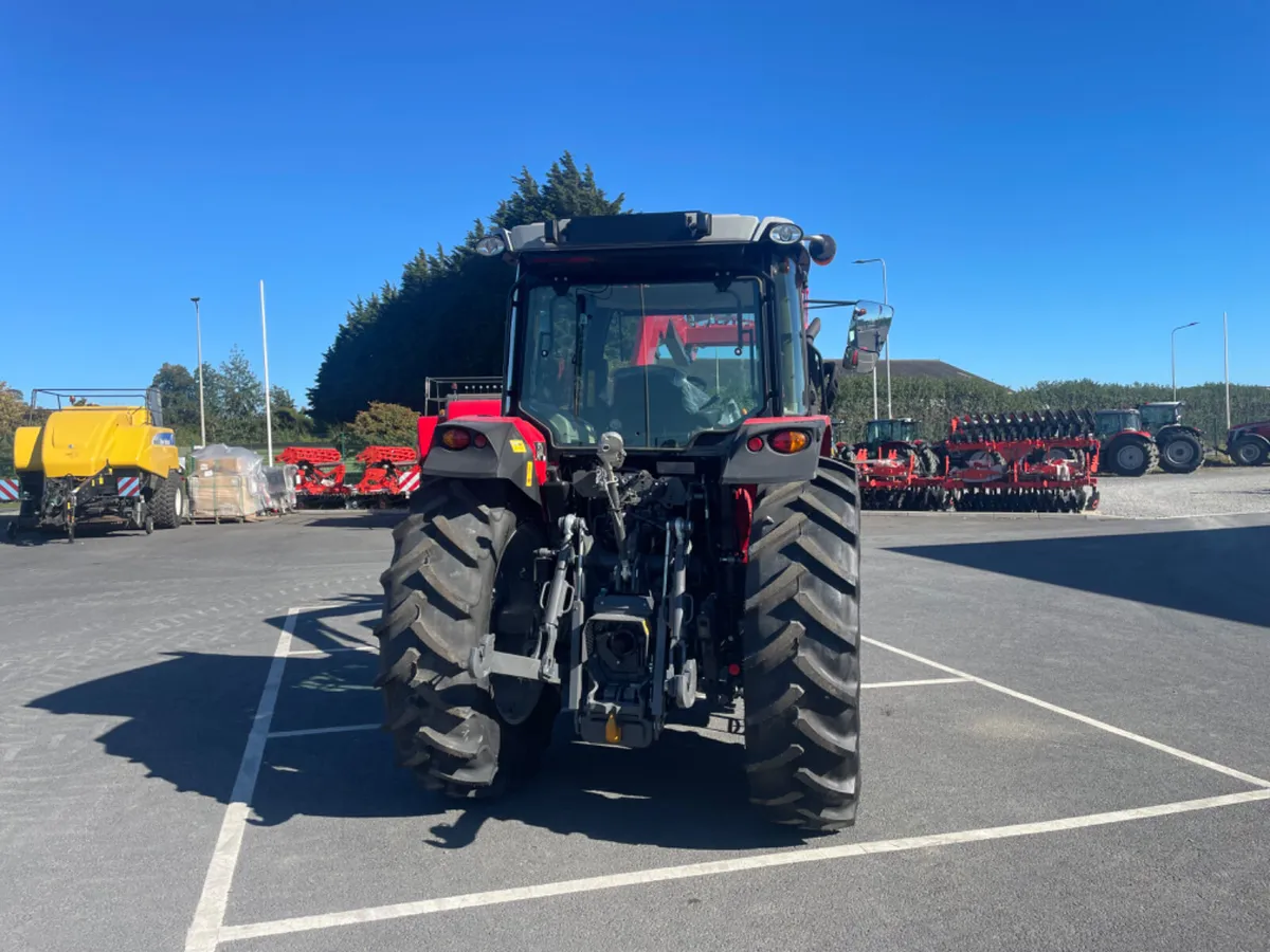 Massey Ferguson 5711 M tractor - Image 2