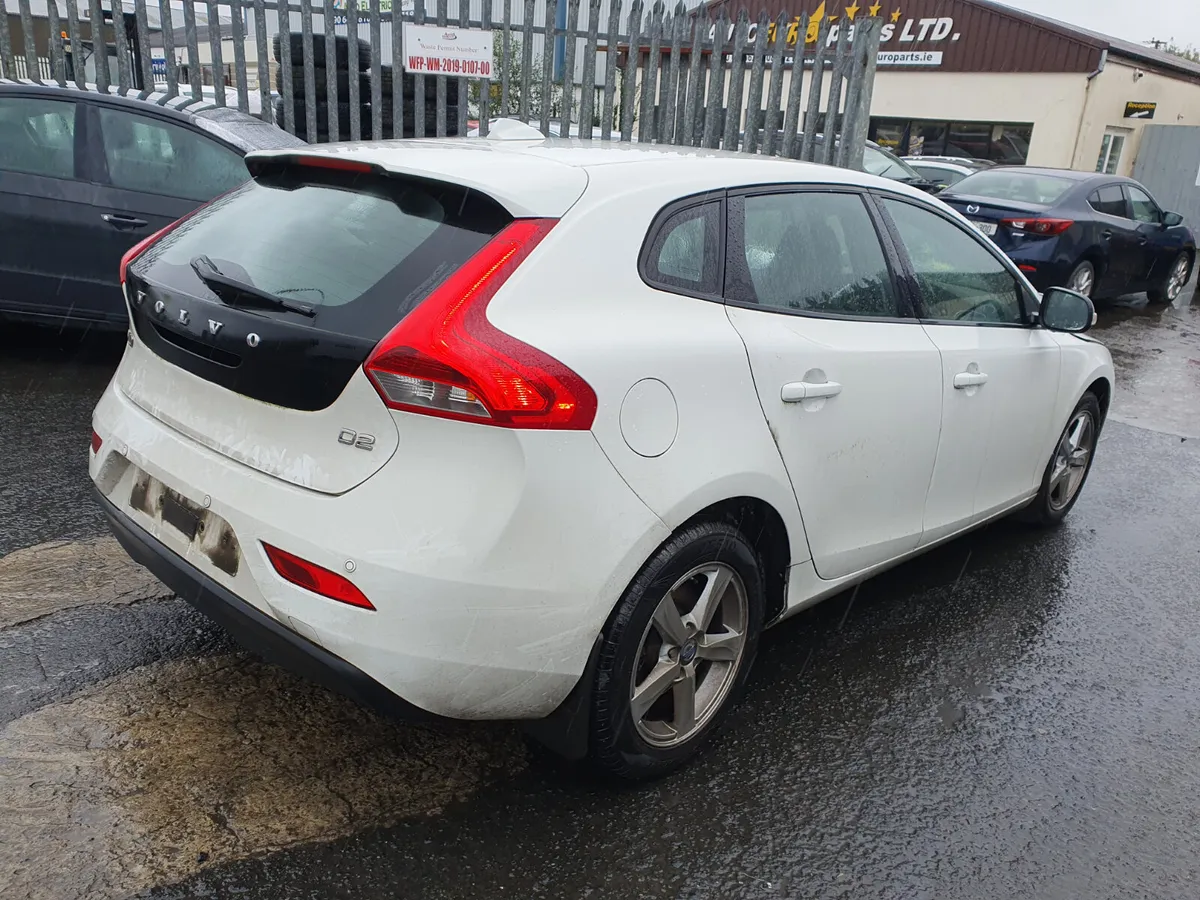 15 VOLVO V40  1.6 D FOR BREAKING - Image 4