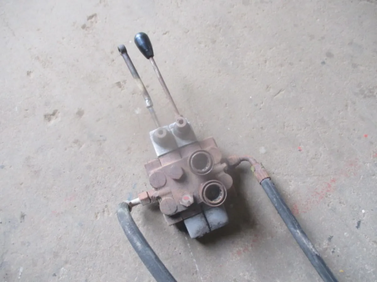 Double Acting Spool Valve With Hoses - Image 2