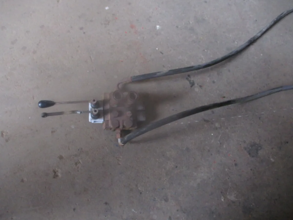 Double Acting Spool Valve With Hoses - Image 3